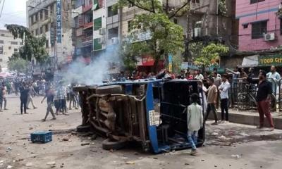 আদালতে হামলা, পুলিশের গাড়ি ভাঙচুর