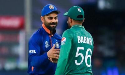 বাবরকে সময়ের ‘সেরা’ বলছেন কোহলি